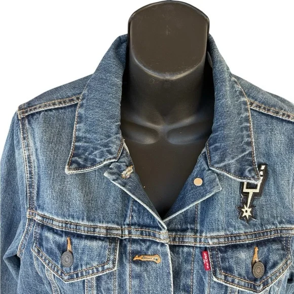 Levis NBA San Antonio Spurs
Womens Denim Trucker Jacket Jean
Size L large used - Picture 13 of 13